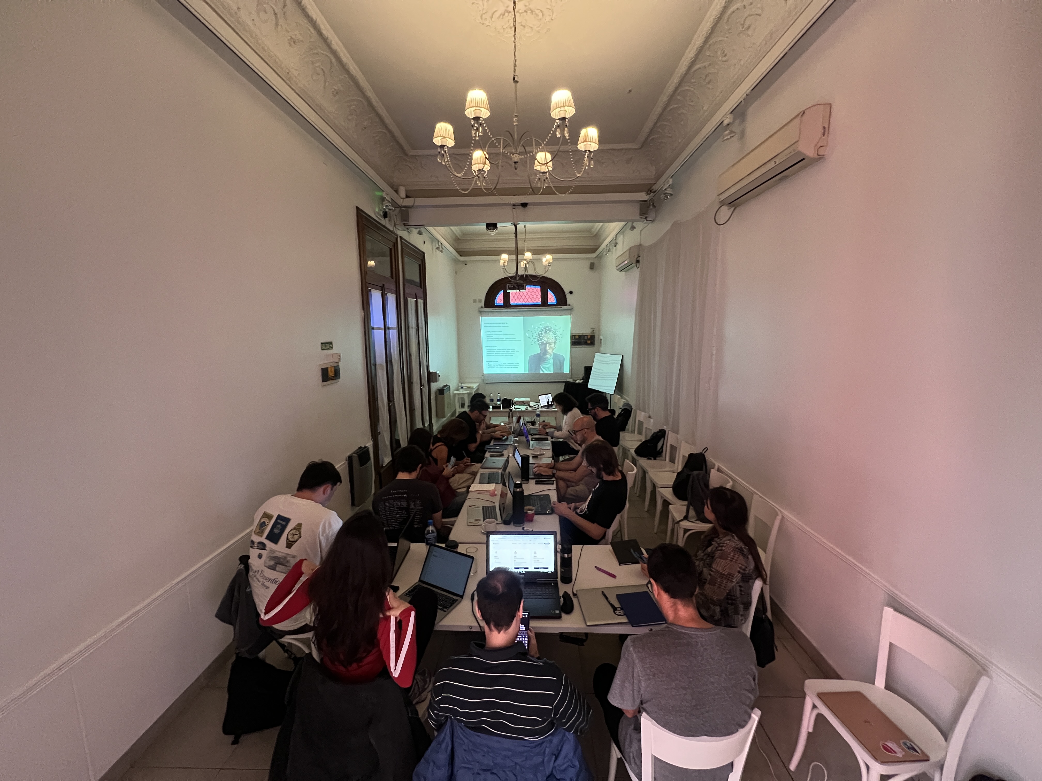 Taller presencial — Participantes trabajando con IA