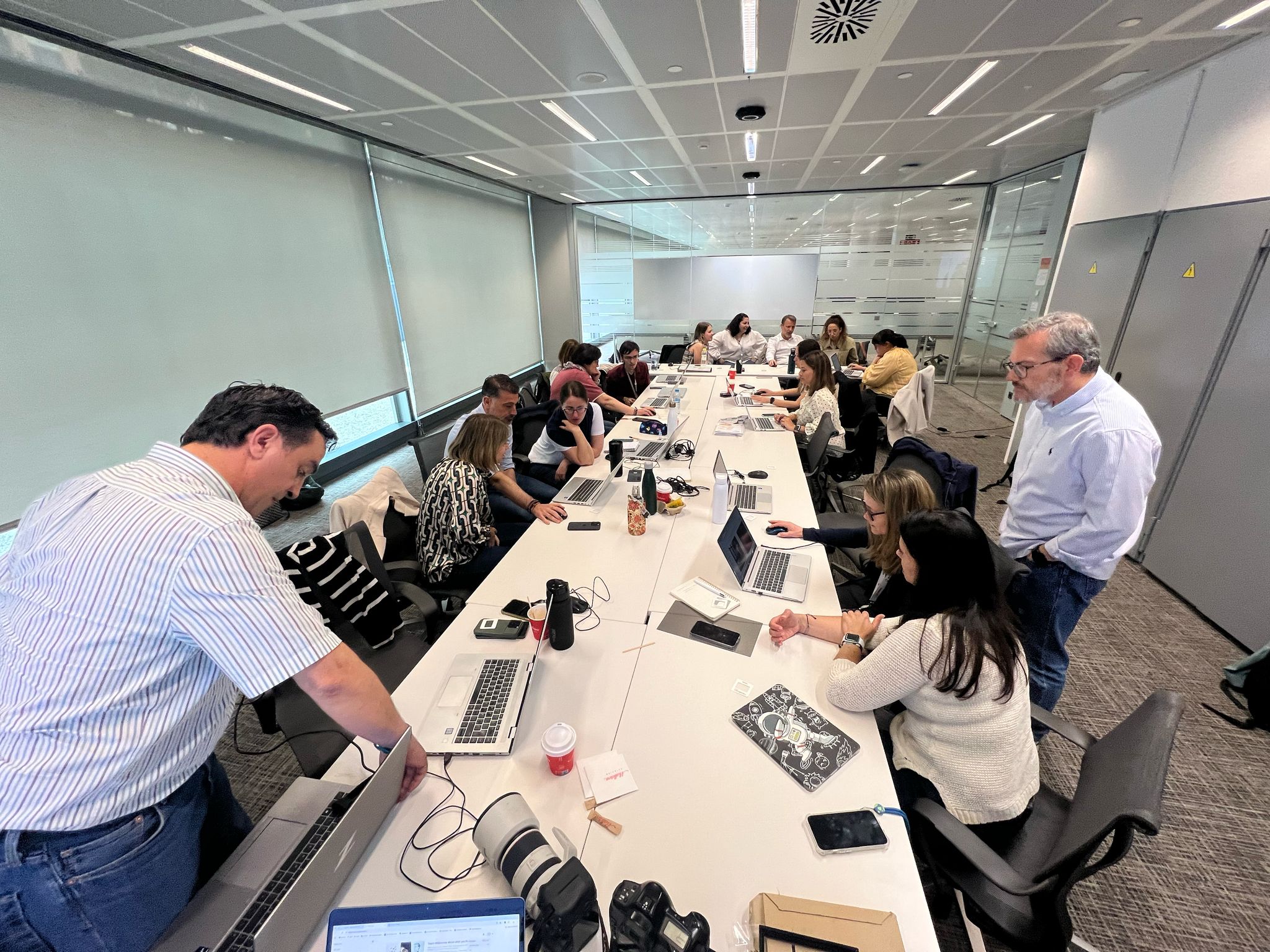 Taller corporativo — Práctica con herramientas de IA