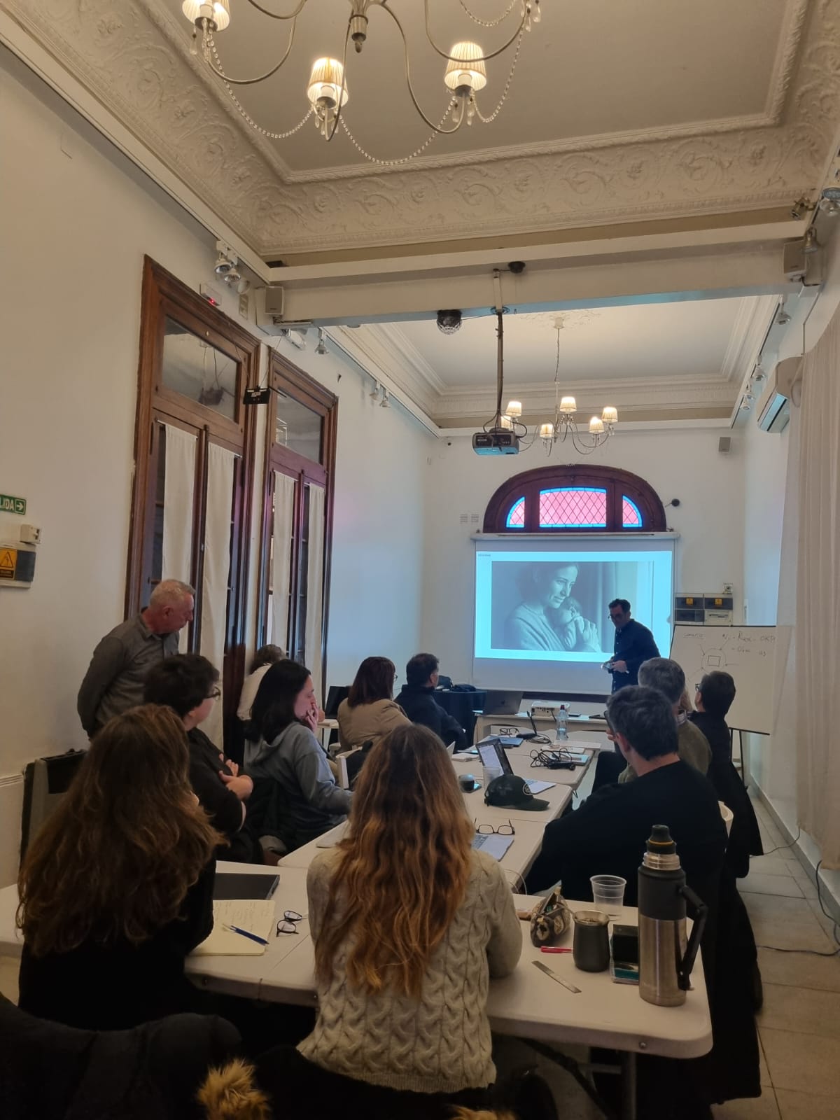 Clase presencial — Proyección y análisis de retratos con IA